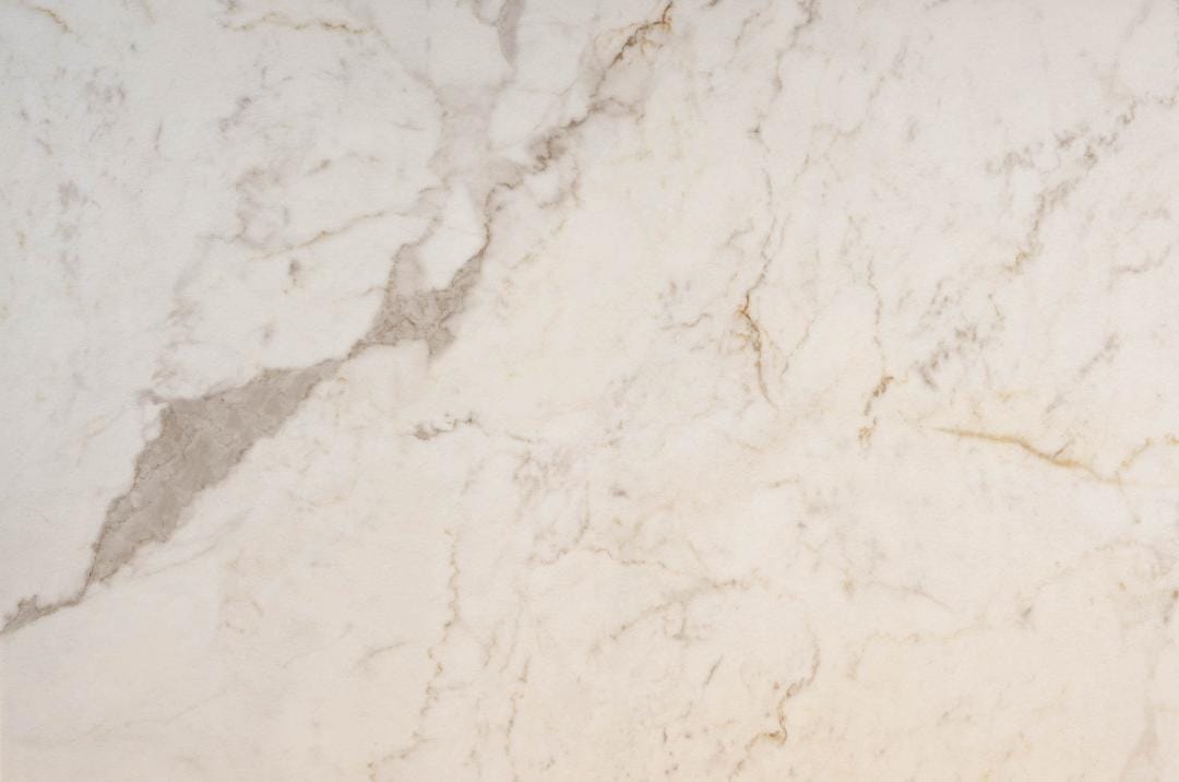 imagem de uma pedra de lâmina ultracompacta Carrara Lugano